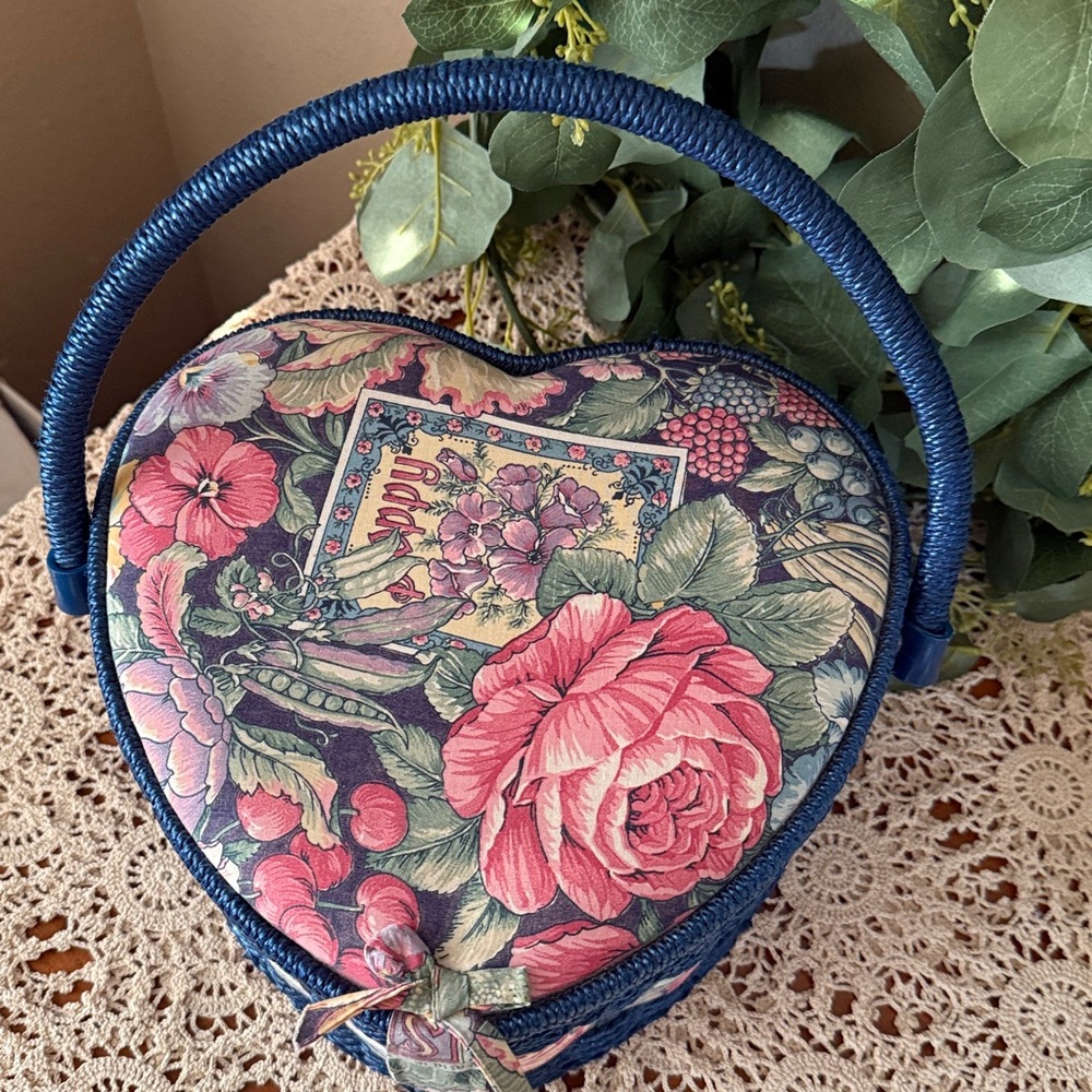 Vintage Heart-Shaped Floral Woven Basket for sewing - Picture 2 of 4